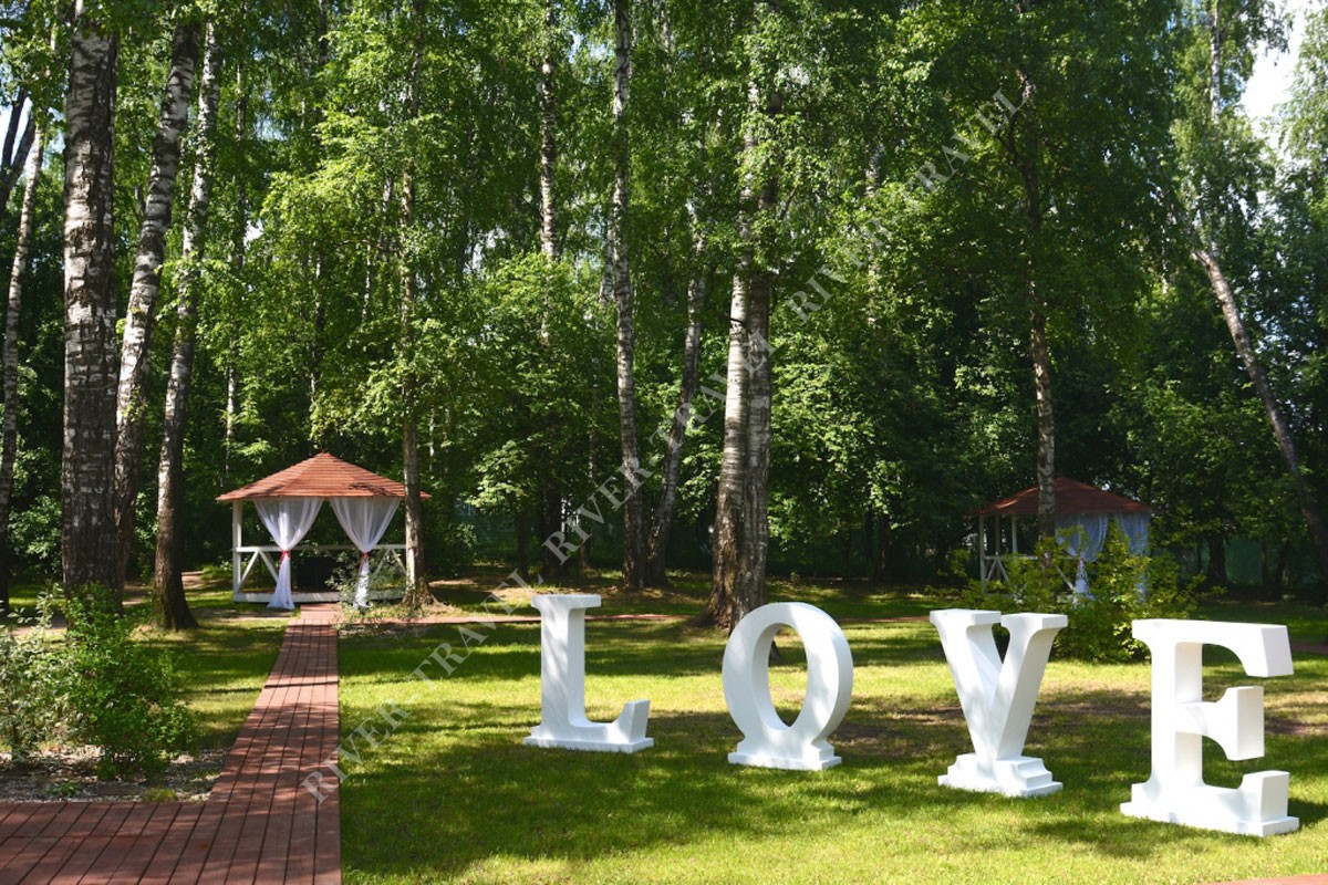 Поляна Горки - буквы LOVE
