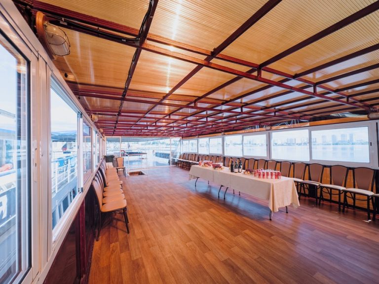 Теплоход Августина