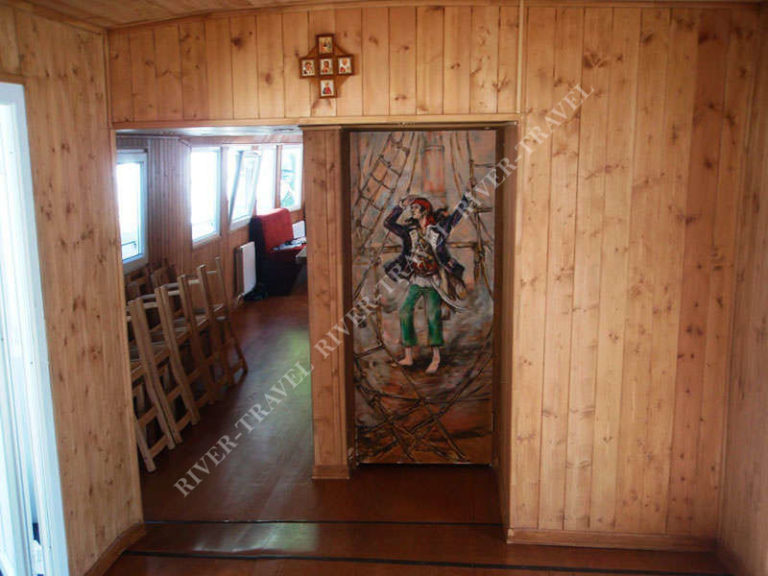 Теплоход Флибустьер