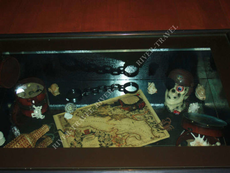 Теплоход Флибустьер