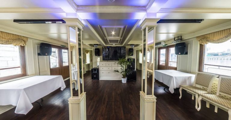 Теплоход Артурс