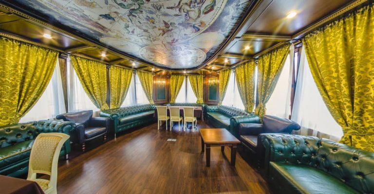 Теплоход Артурс