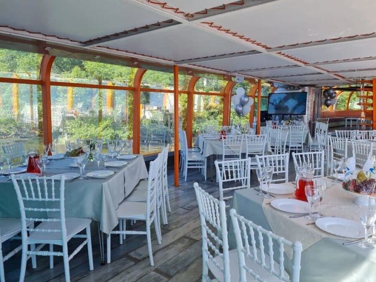 Теплоход Император