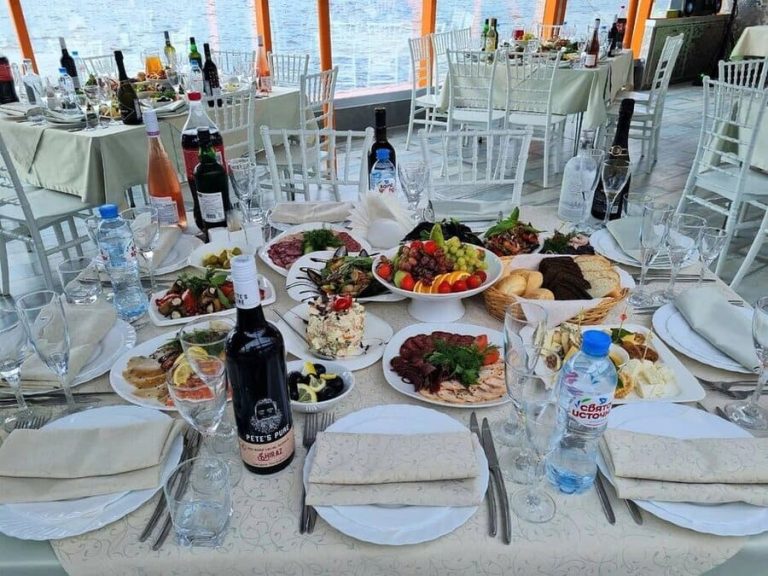 Теплоход Император