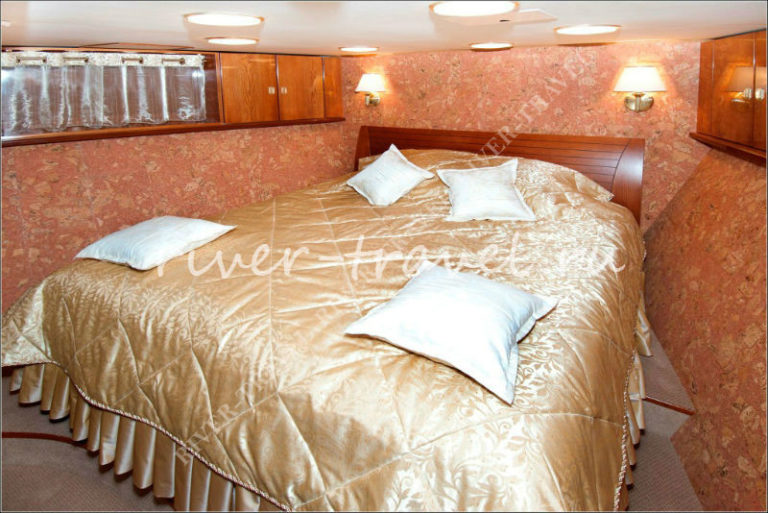 Теплоход Барс