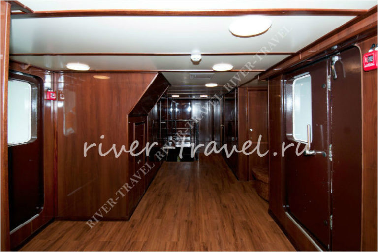 Теплоход Барс