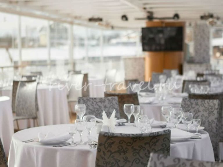 Теплоход Артурс