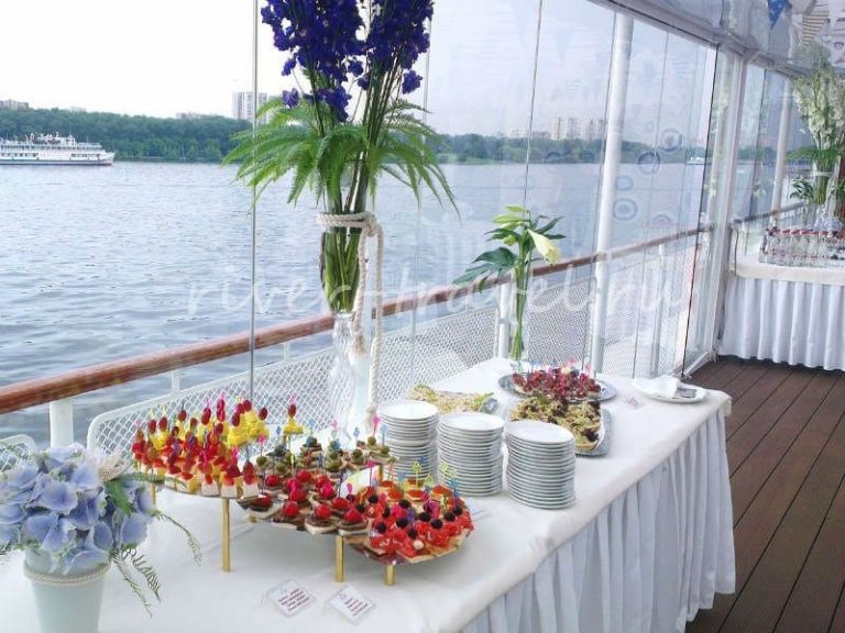 Теплоход Артурс