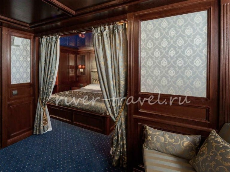 Теплоход Артурс