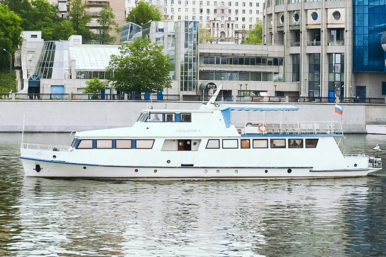 Теплоход Дельфин