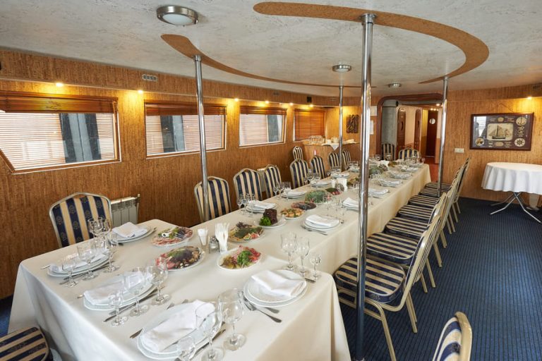 Теплоход Дельфин