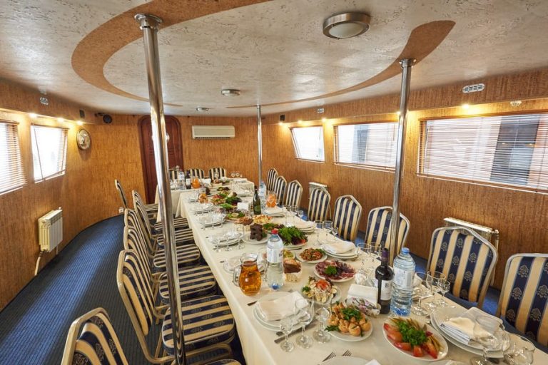 Теплоход Дельфин