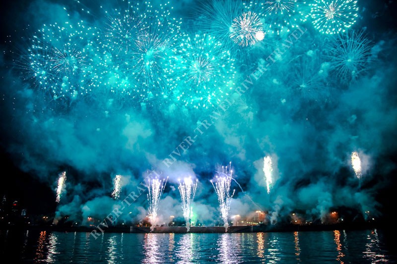 Музыкальный круиз на День России 12 июня с живой музыкой, просмотром фейерверка и ужином на люкс-теплоходе «Соболь»