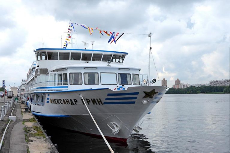 Теплоход Александр Грин
