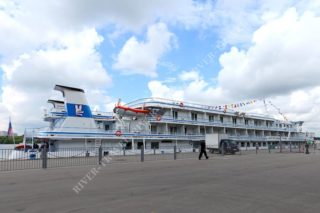 Теплоход Александр Грин