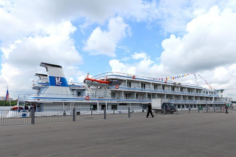 Теплоход Александр Грин