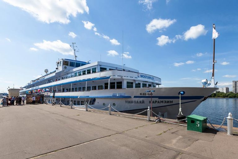 Теплоход Николай Карамзин