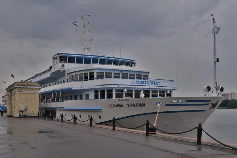 Теплоход Леонид Красин