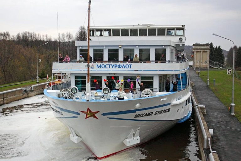 Теплоход Михаил Булгаков
