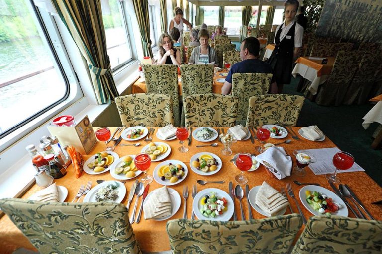 Теплоход Михаил Булгаков