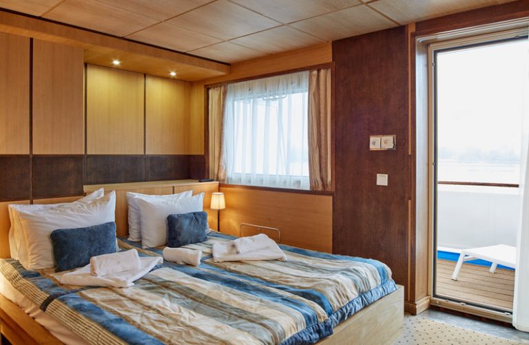 Теплоход Михаил Булгаков