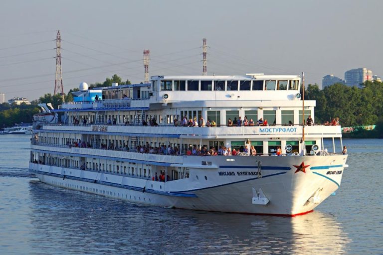 Теплоход Михаил Булгаков