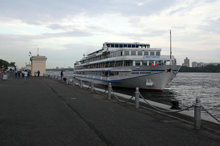 Теплоход Михаил Булгаков