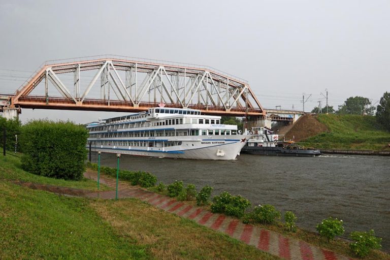 Теплоход Михаил Булгаков