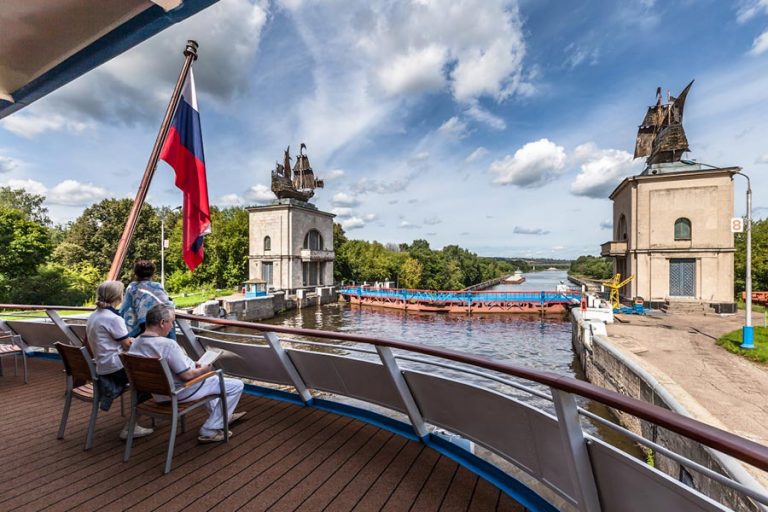 Теплоход Михаил Булгаков