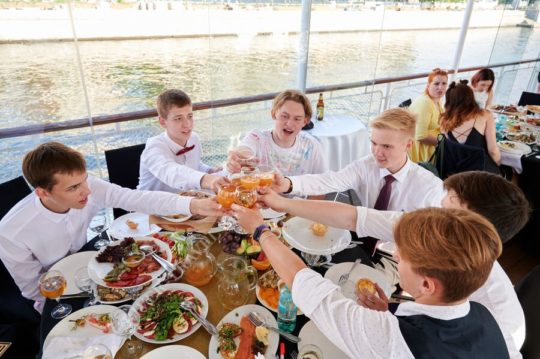 Последний звонок на теплоходе