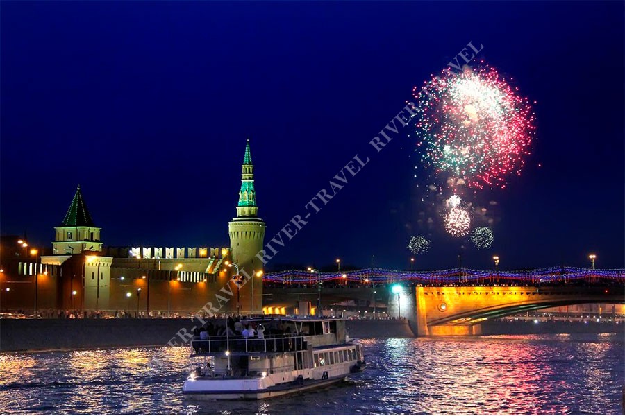 Праздничный рейс 13 сентября в День города Москвы на речном ретро-трамвайчике «Мария» с просмотром фейерверка от причала «Патриарший»