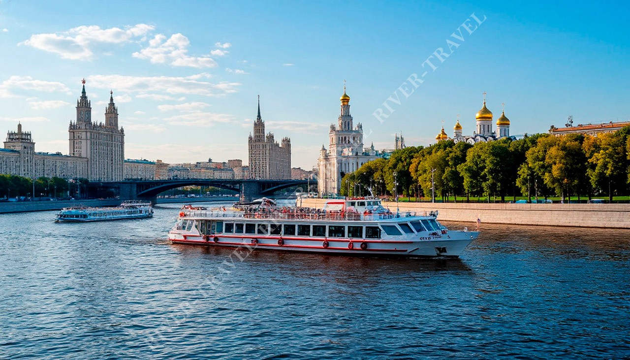 Обзорная речная прогулка от причала «Новоспасский мост» на теплоходе «Снегири»